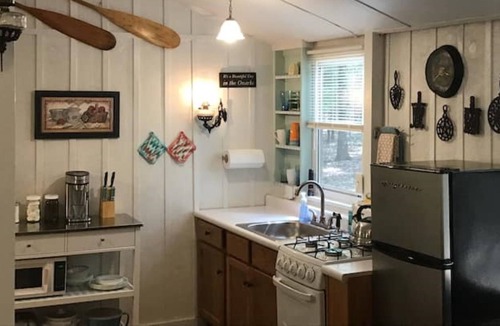 Hartshorn Cottage | Leona’s Cottage -Uniquely Rustic Comfortably Cozy