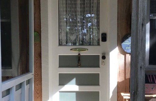Hartshorn Cottage | Leona’s Cottage -Uniquely Rustic Comfortably Cozy
