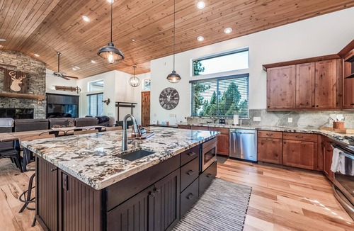 Shaver Lake Cabin | Leopard Lily Lodge ~ Luxe Stays: 2 Suites + AC