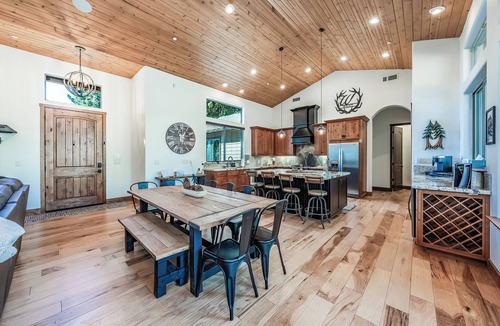 Shaver Lake Cabin | Leopard Lily Lodge ~ Luxe Stays: 2 Suites + AC