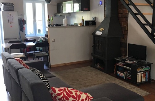 Leran House | Leran, Cottage in village with Patio, close to Lake Montbel, free WiFi