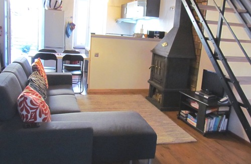 Leran House | Leran, Cottage in village with Patio, close to Lake Montbel, free WiFi