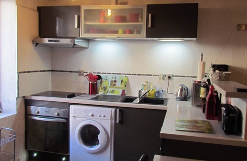 Leran House | Leran, Cottage in village with Patio, close to Lake Montbel, free WiFi