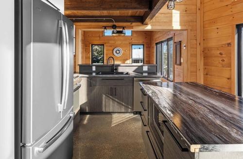Saint-Joseph-de-la-Rive Ski Chalet | Les Éboulements: Chalet, View, Spa & Activities