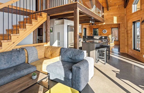 Saint-Joseph-de-la-Rive Ski Chalet | Les Éboulements: Chalet, View, Spa & Activities