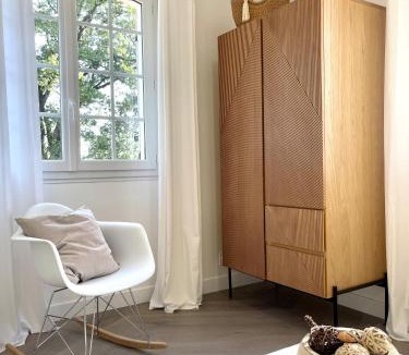 Saint-Mesmin Bed & Breakfast | LES 15 CHENES Chambres d hôtes, parc arboré de 5000 m2 à 20KM du PUYDUFOU Une suite familiale et 3 chambres doubles