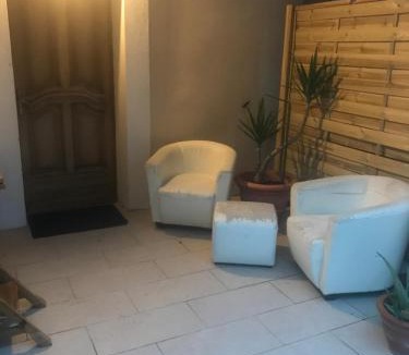 Entraigues-sur-la-Sorgue Apartment | Les Acacias 84320