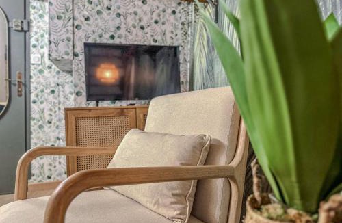 Secteur 2 Apartment | Les antiquaires