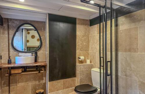 Secteur 2 Apartment | Les antiquaires