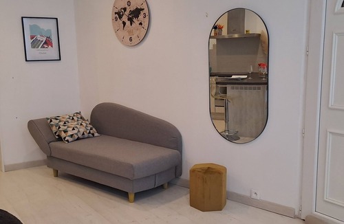 Cholet Apartment | Les Arcades Studio in the heart of town, near Puy du Fou, with Wi-fi, Netflix, Canal+.