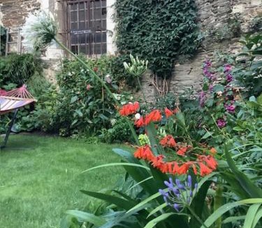 Downtown Angers Bed & Breakfast | LES AUGUSTINS, chambres d'hôtes, quartier historique, accueil 2 roues