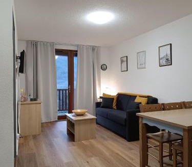 Arreau Apartment | Les Balcons de La Neste - Appt 1 à 6 personnes (Balcon et vue montagne)