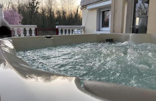 Couvrot House | Les berges du canal, maison avec Jacuzzi