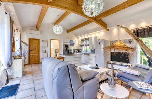 Poussan Apartment | 'Les bois flottés' with Private Terrace, Wi-Fi and Air Conditioning