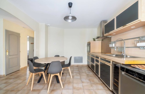 Salavas Cottage | Les Brugiéres 3*, in a peaceful setting on the edge of the woods.