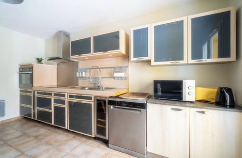 Salavas Cottage | Les Brugiéres 3*, in a peaceful setting on the edge of the woods.
