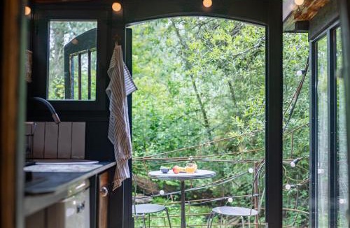 La Madelaine-sous-Montreuil Bed & Breakfast | Les Cabanes Des Marais