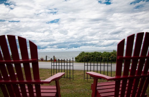 Pointe-au-Pere Cabin | Les Cabines du Phare