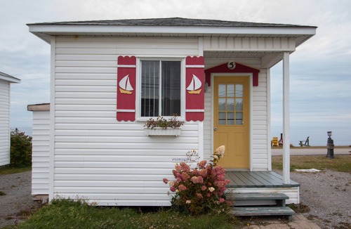 Pointe-au-Pere Cabin | Les Cabines du Phare