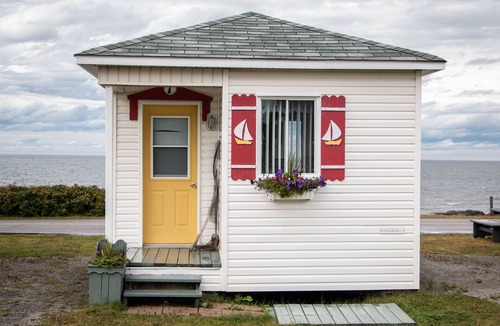 Pointe-au-Pere Cabin | Les Cabines du Phare
