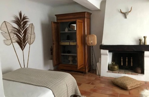 Massillargues-Attuech House | Les Cailloux Dorés