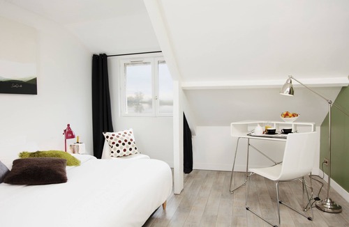 Saint-Pierre-la-Garenne Hotel | Les Canisses