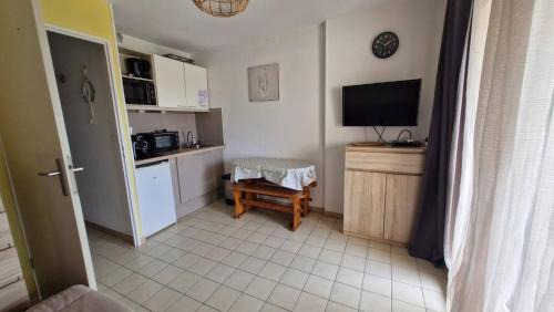 Saint-Cyprien Plage Apartment | Les Capitelles Bord de plage avec grande piscine - Vue montagne - Balcon - Clim