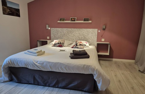 Riols Bed & Breakfast | Les Capitelles Guest Room – Family Suite with Mountain View, Terrace, and Wi-Fi