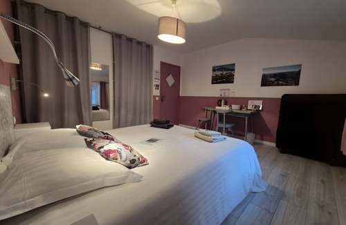 Riols Bed & Breakfast | Les Capitelles Guest Room – Family Suite with Mountain View, Terrace, and Wi-Fi