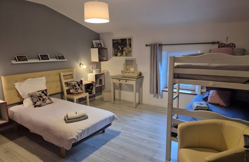 Riols Bed & Breakfast | Les Capitelles Guest Room – Family Suite with Mountain View, Terrace, and Wi-Fi