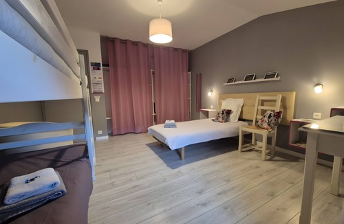 Riols Bed & Breakfast | Les Capitelles Guest Room – Family Suite with Mountain View, Terrace, and Wi-Fi