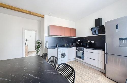 Coudes Apartment | Les chambres de Coudes 6 PERS N6 clim , terrasse, proche A75