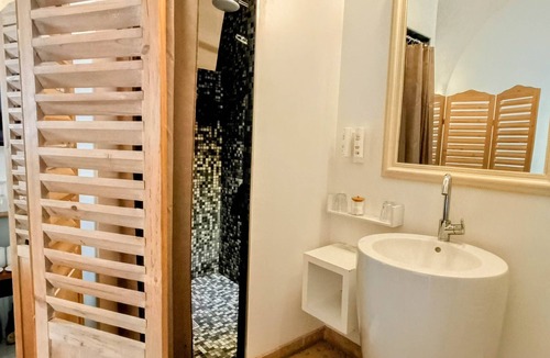 Sainte-Julie Hotel | Les Chambres De La Renaissance