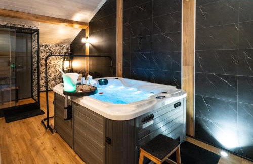 Saint-Cyr House | Les Charmes du Lac Gite Romantique avec jacuzzi privatif