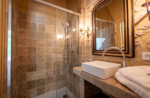 Le Subdray Apartment | Les charpentes des communs du Château du Sollier - Charme Calme Confort Climatisation à 5mn de la sortie 7 Bourges A71 parking gratuit privé, Panette collection