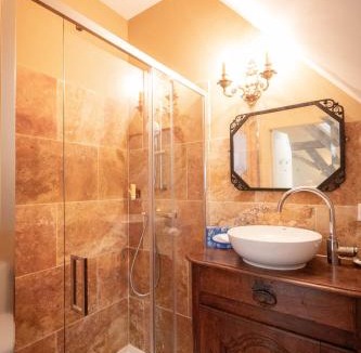 Le Subdray Apartment | Les charpentes des communs du Château du Sollier - Charme Calme Confort Climatisation à 5mn de la sortie 7 Bourges A71 parking gratuit privé, Panette collection