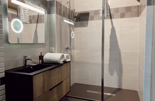 Savigny-les-Beaune Bed & Breakfast | Les Chatelôts-Double room-Ensuite with Shower-Vineyard view