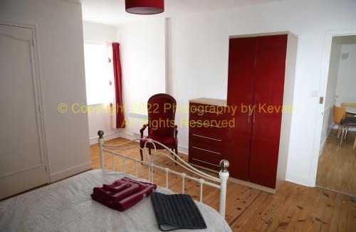 Pre-en-Pail Apartment | Les Chats Noirs