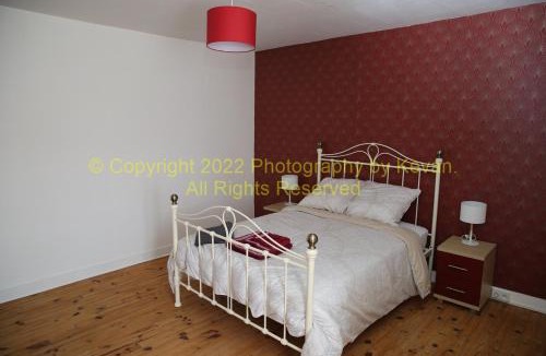 Pre-en-Pail Apartment | Les Chats Noirs