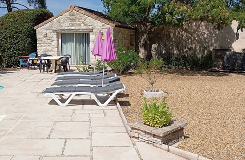 Saint-Alban-sous-Sampzon Apartment | Les Cigales Grospierres, laurel studio near Vallon pont d'Arc shared pool
