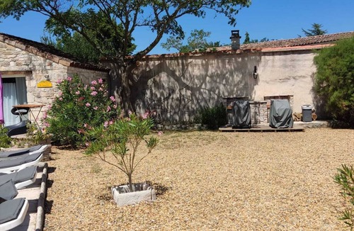 Saint-Alban-sous-Sampzon Apartment | Les Cigales Grospierres, laurel studio near Vallon pont d'Arc shared pool