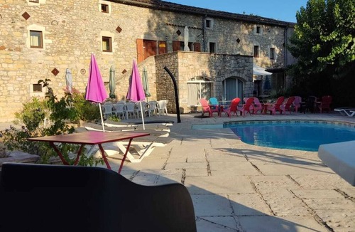 Saint-Alban-sous-Sampzon Apartment | Les Cigales Grospierres, laurel studio near Vallon pont d'Arc shared pool
