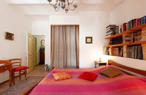 Les Cinq Avenues Bed & Breakfast | Les Citronniers - Bibliothèque Guest Room with Shared Terrace, Wi-Fi & Air Conditioning