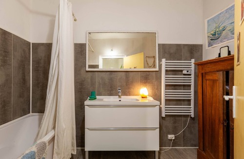 Les Cinq Avenues Bed & Breakfast | Les Citronniers - Bibliothèque Guest Room with Shared Terrace, Wi-Fi & Air Conditioning