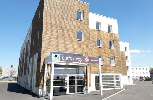 Buc Apartment | Les Clefs du Roy by Popinns