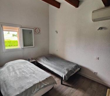 Saint-Cyprien Plage Apartment | Les Coralines - Jolie villa de vacances - Piscine - Wifi - Clim
