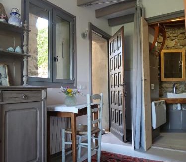 Eyne House | les deux clochers ,chambre d hotes