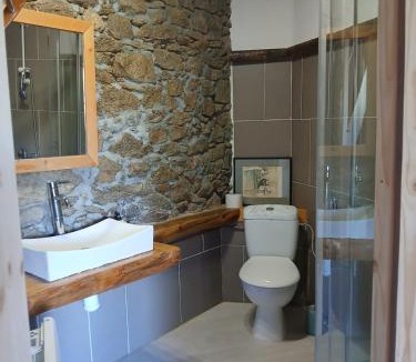 Eyne House | les deux clochers ,chambre d hotes