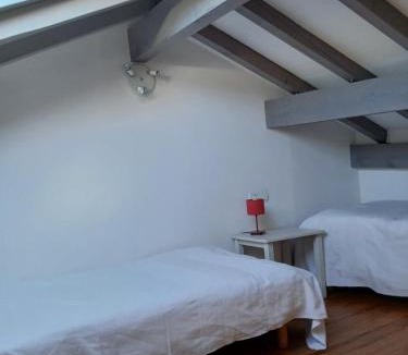 Eyne House | les deux clochers ,chambre d hotes