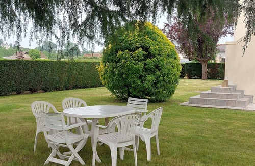 Dognen House | Les deux figuiers in Béarn: Peaceful Retreat with Mountain Views